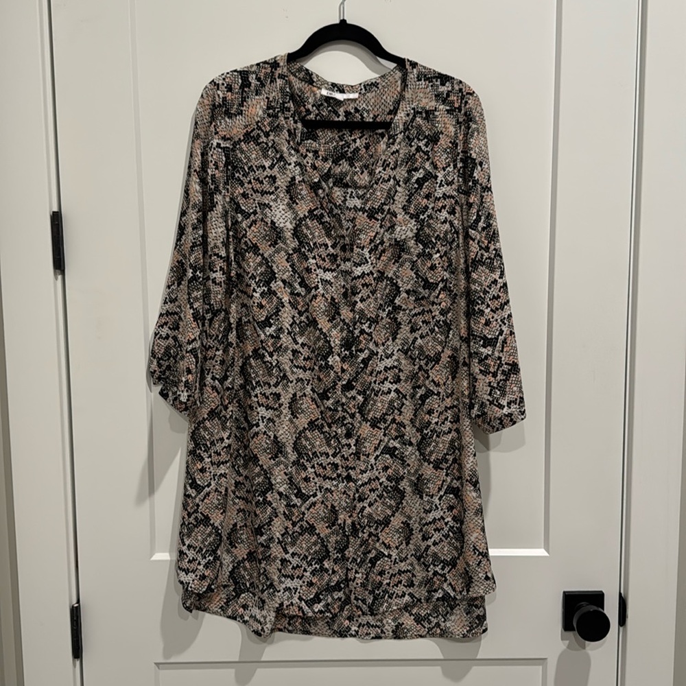DR2 size 2X button down woman’s blouse. 100% polyester. Like new!